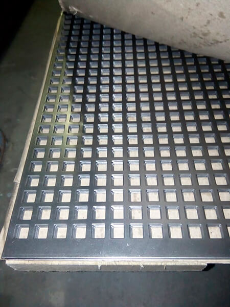 Лист стальной перфорированный 2x1000x2000 мм Qg 10-14 Ст3сп ГОСТ 58602-2019 фото